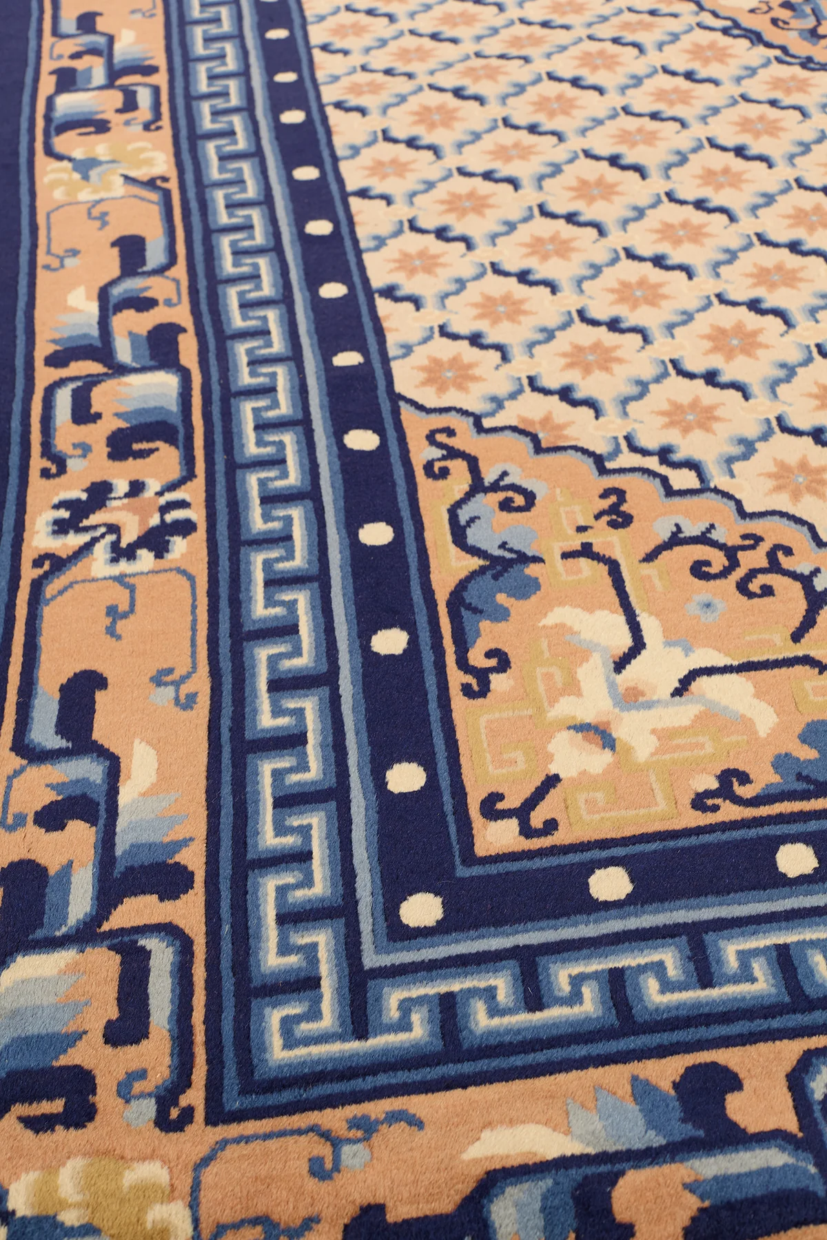 Alfombra persa teñida con tintes naturales en salón contemporáneo