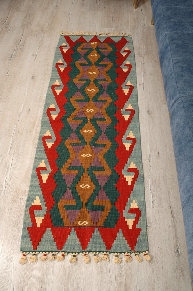 Comparación entre alfombra plana y alfombra de pelo denso en un salón