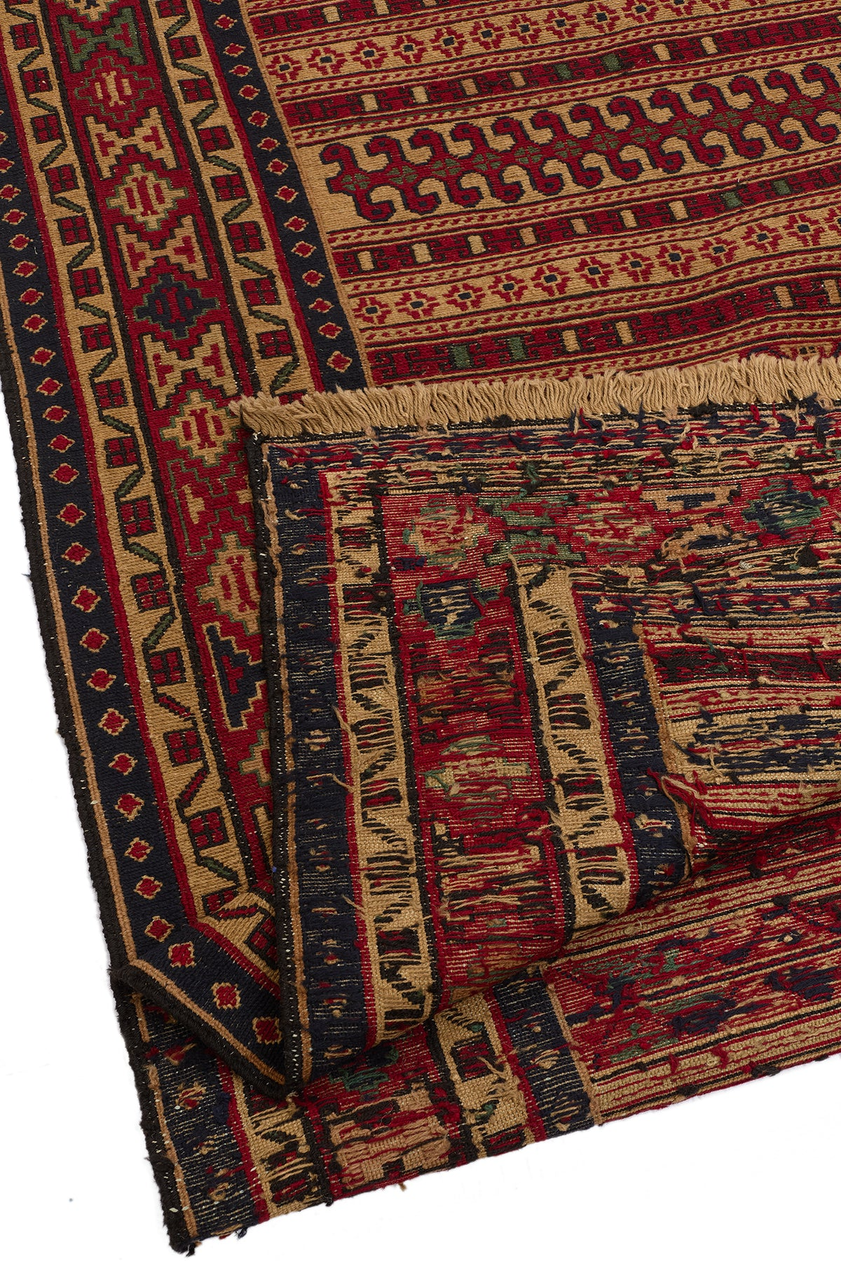 Kilim Soumak de lana y seda con diseño artesanal en sala moderna