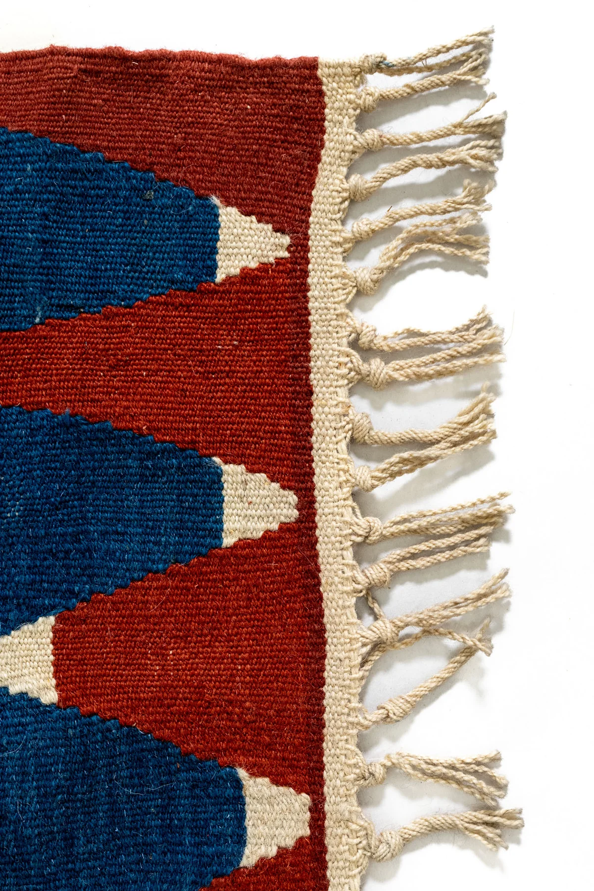 Alfombra Kilim en sala moderna destacando patrón y textura