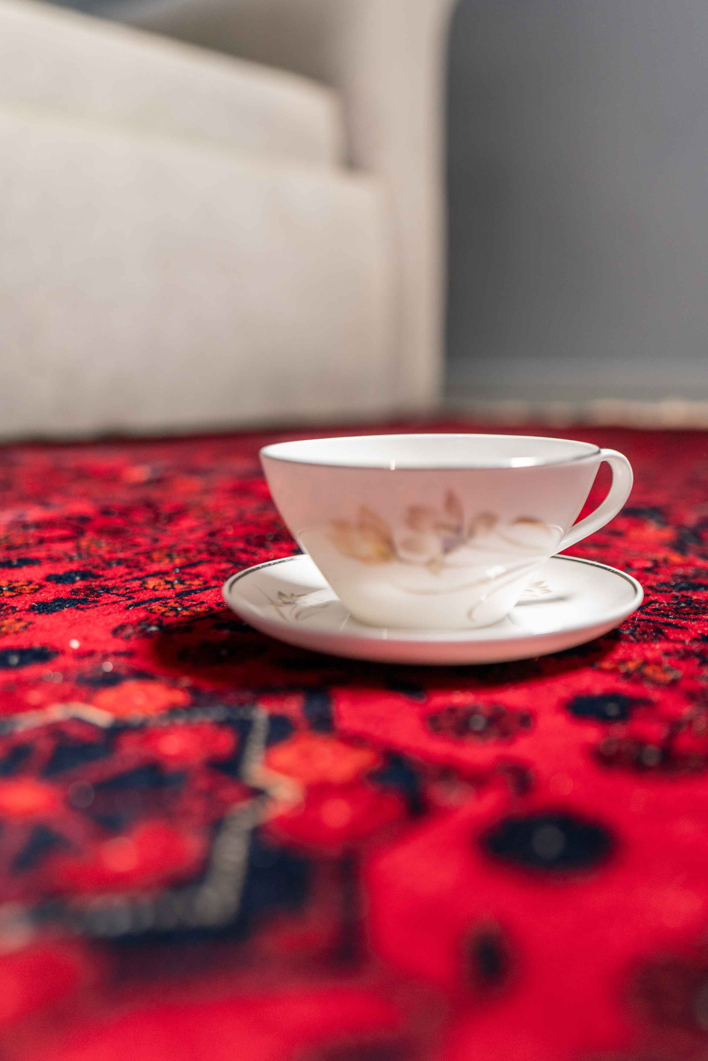 Alfombra de lana persa en un pasillo concurrido