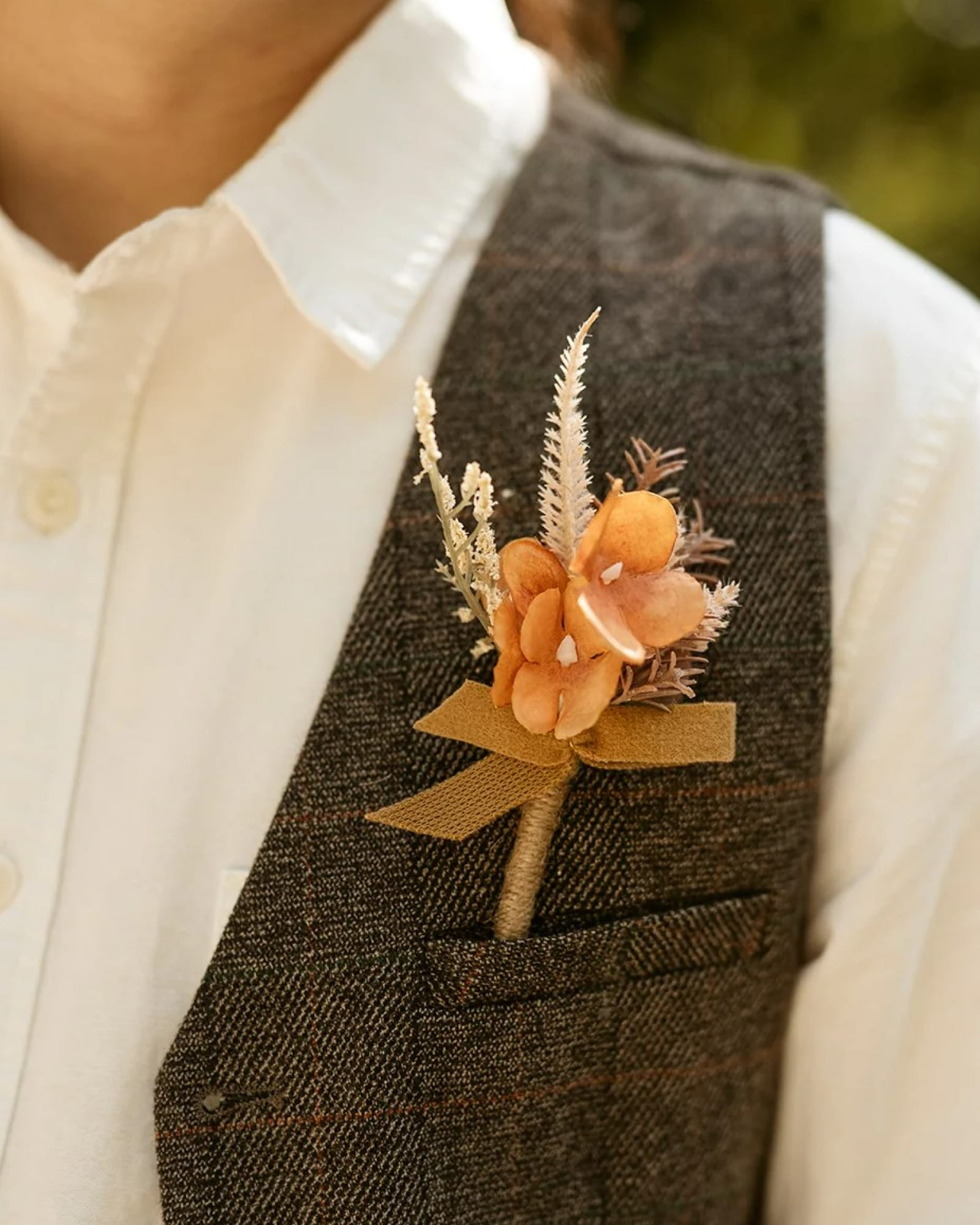 Boutonnieres for Guests in Rust & Sepia