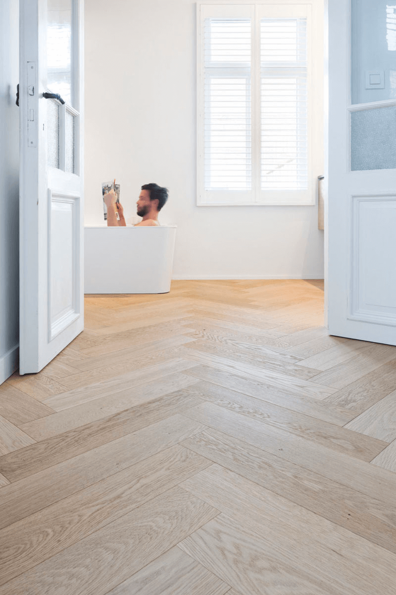 eiken visgraatvloer in de badkamer
