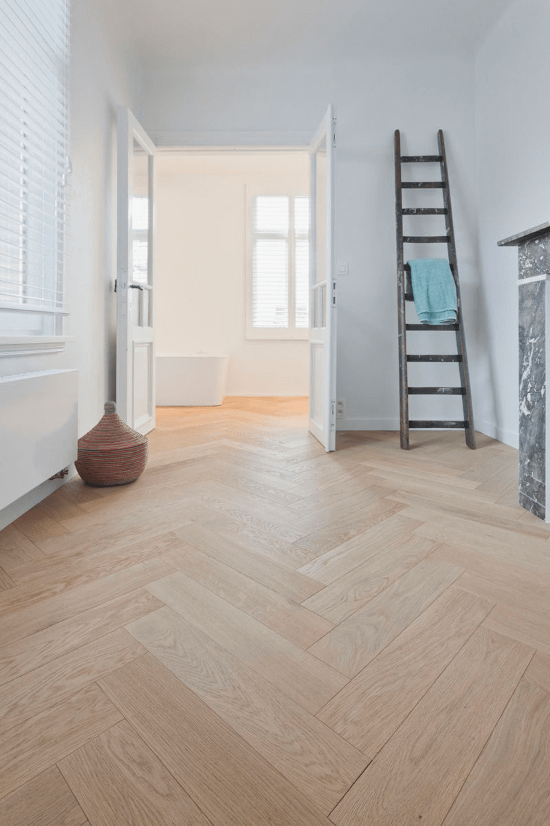 eiken visgraatvloer in de badkamer