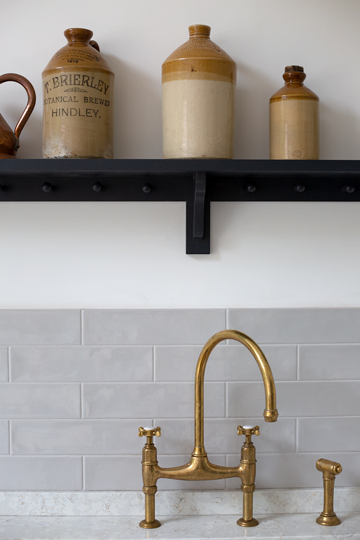 Primrose smoke gloss metro splashback with a shelf and pots