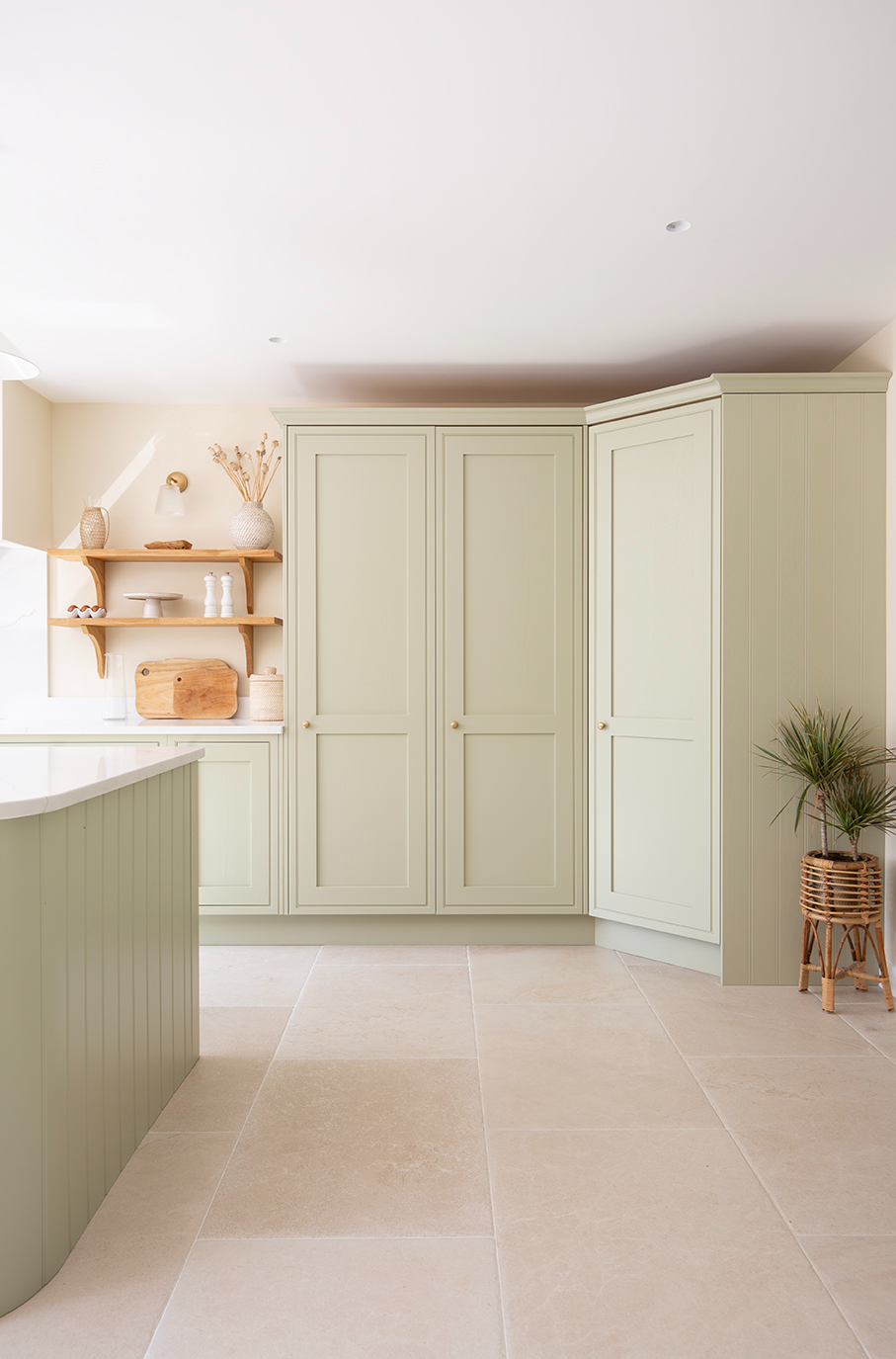 Dorchester Aged White kitchen tiles in an airy light kitchen with kitchen shelves