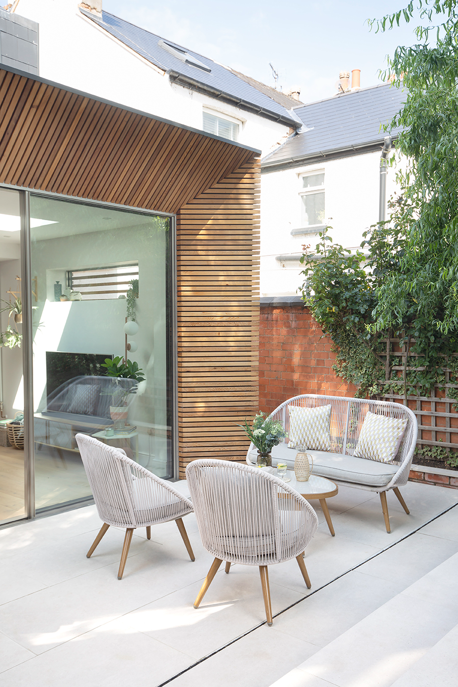 Garden area with Tiverton white paving slabs with outdoor seating