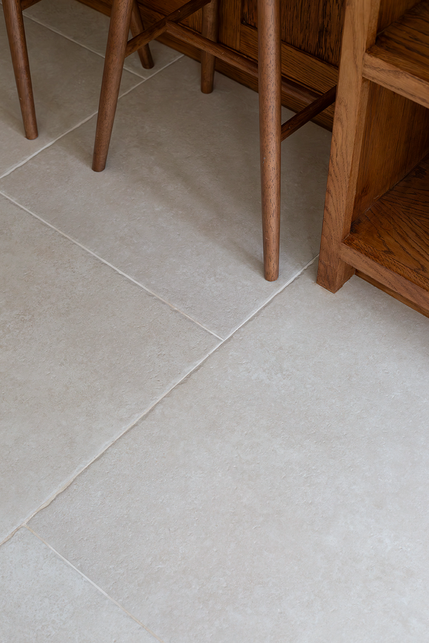 Close up of Alnwick Ivory Stone effect