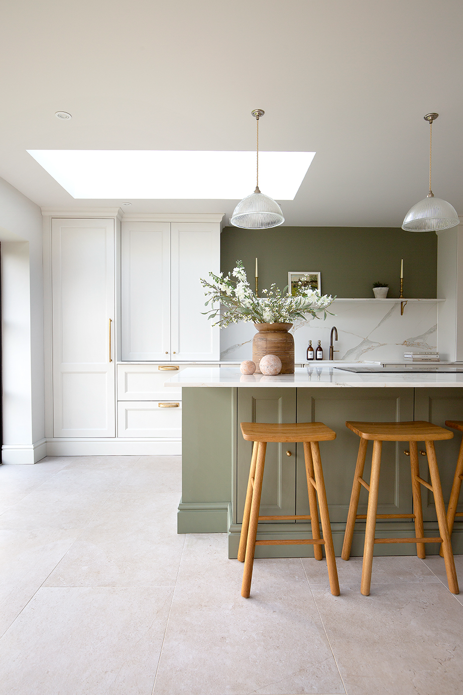 Orwell Natural tiles with a green island and wooden stools
