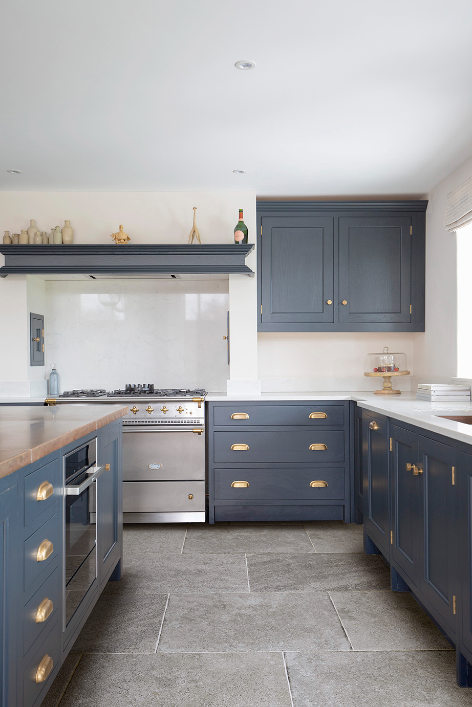 Montpellier Gris flooring with a dark blue cabinets