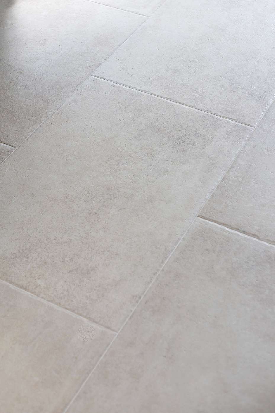 Garden area with Tiverton white paving slabs with outdoor seating