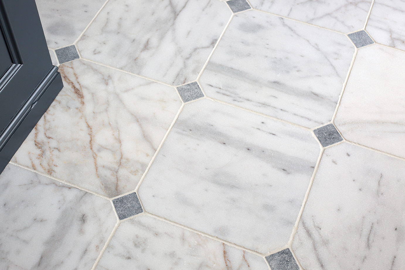 Marble flooring with cabochon inserts