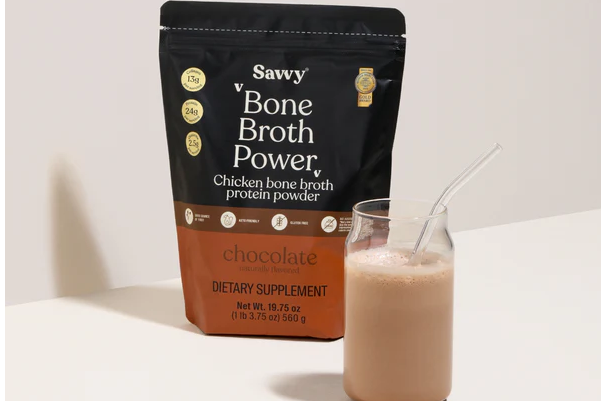El producto de proteÃna de chocolate con caldo de huesos de Savvy en un empaque elegante.