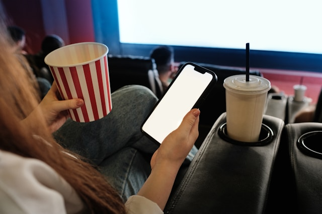 Una persona haciendo malabares con el trabajo, el café y el estrés, representando los agotamientos de la vida moderna.