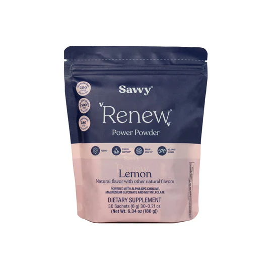 Una hermosa foto de estilo de vida de la mezcla de bebida de electrolitos Savvy junto a alimentos ricos en magnesio como aguacates y nueces.